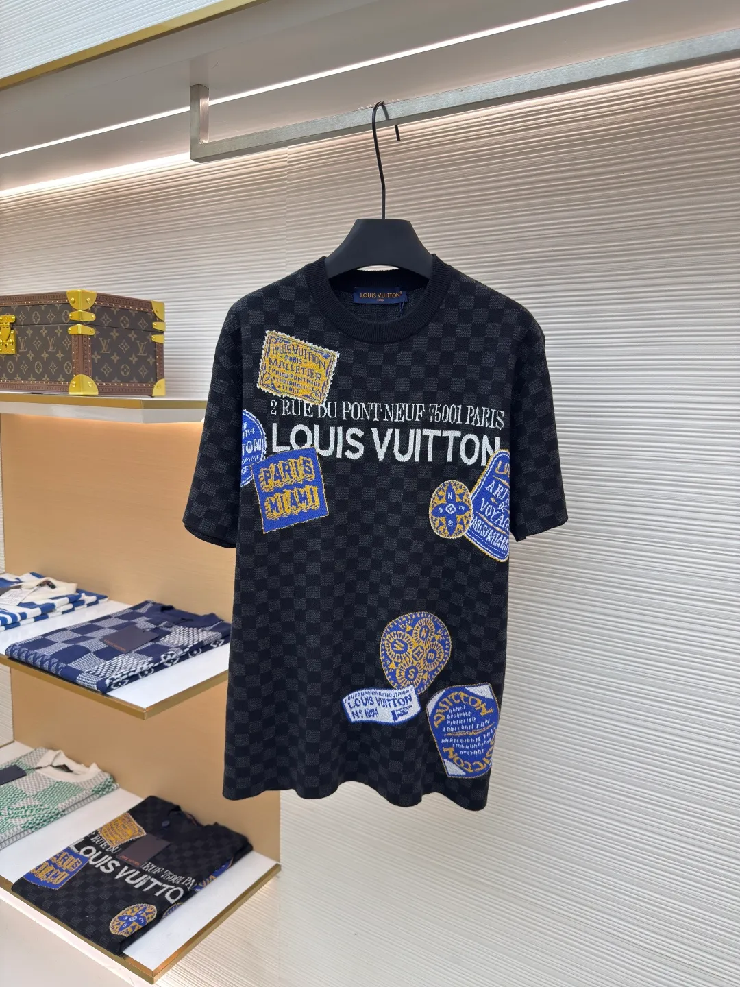 LOUIS VUITTON Checkerboard knitted short-sleeved shirt ●Authentic product: Purchased and developed by 11100 ●Item number: 1680281-A85 ●Fabric: Jacquard intarsia texture ●Technology: Double-sided wool hanging process ●Version: Fitted version ●Size: XS-S-M-L ●Weight: about 355 grams ●Description: The pattern adopts double-sided hanging wool technology, fine workmanship, and clear texture lines. The ultra-fine woven threads are made of environmentally friendly fibers. The overall routing is straight and delicate. The fabric is comfortable and soft, and the color is consistent without color difference. It can be matched with the same style to create a fashionable look and control various occasions. Customized accessories, complete with three standards, same style for men and women!